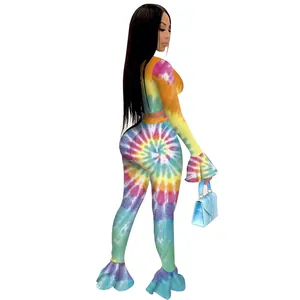 Vista posteriore di un set tie-dye sexy con pantaloni a zampa e top a maniche lunghe