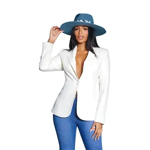 Volledig zicht op witte damesblazer op model met diepe V-hals en stijlvolle blauwe hoed.