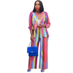 Ensemble deux pièces pour femme avec imprimé géométrique coloré, blazer et pantalon.