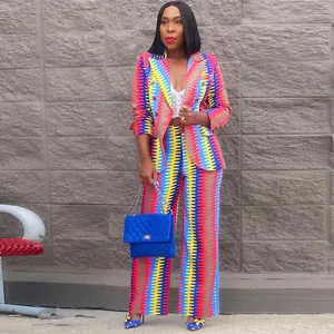 Détail d'un ensemble tailleur femme avec blazer imprimé zigzag et pantalon large