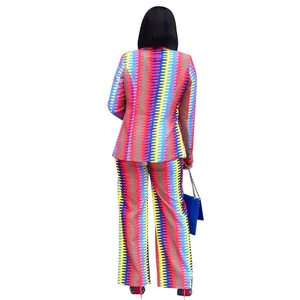 Vue arrière de l'ensemble deux pièces blazer et pantalon avec imprimé zigzag coloré