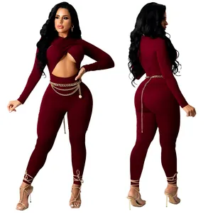 Combinaison sexy bordeaux à manches longues avec découpe croisée et ceinture chaîne