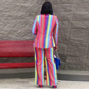 Vue arrière d'un ensemble tailleur deux pièces avec imprimé zigzag coloré