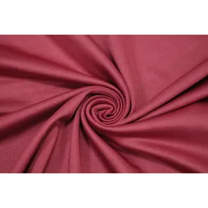 Makroaufnahme von weichem bordeauxrotem Strickstoff mit elegantem Spiral-Texturdetail