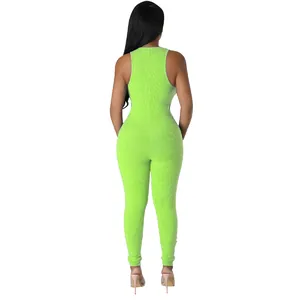 Vista trasera de un mono ajustado sin mangas acanalado de color verde lime para mujer