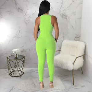 Vista posterior completa de un mono ajustado sin mangas acanalado verde neón para mujer