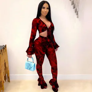 Dettaglio del set due pezzi stampa marmo rosso e nero con crop top allacciato