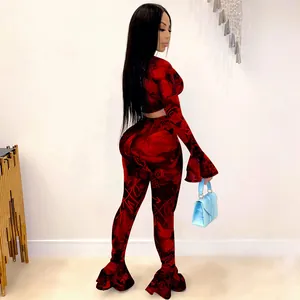 Completo sexy da donna in mesh 2 pezzi con stampa graffiti rossa e nera, crop top e pantaloni.