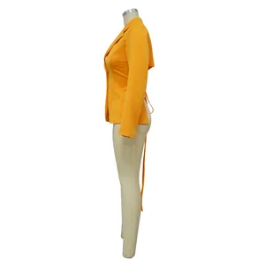 Zijaanzicht van een levendige oranje blazer met V-hals op mannequin