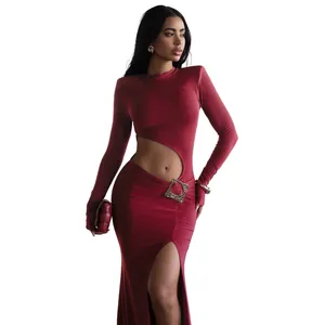 Elegantes weinrotes Langarm-Maxikleid mit sexy Taillenausschnitt und modischem hohem Schlitz.
