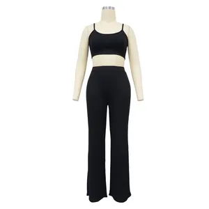 Ensemble deux pièces noir en tricot côtelé avec crop top et pantalon évasé sur mannequin