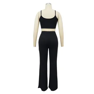 Vue arrière d'un ensemble deux pièces en maille côtelée noire avec crop top et pantalon évasé