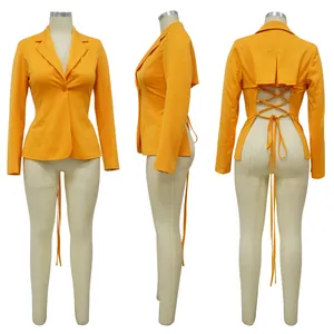 Voor zij en achterkant van een oranje blazer met V-hals en vetersluiting op de rug