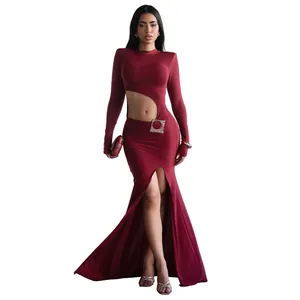 Sexy burgunderrote langärmelige Maxikleid mit Taillenausschnitt und Metallschnalle Detail.