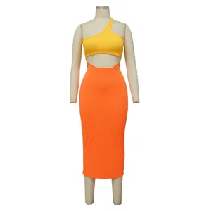 Vue détaillée de l'ensemble haut jaune à une épaule et jupe midi moulante orange vif