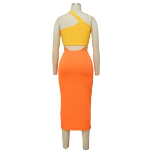 Vue arrière d'un ensemble d'été deux pièces avec haut asymétrique jaune et jupe orange