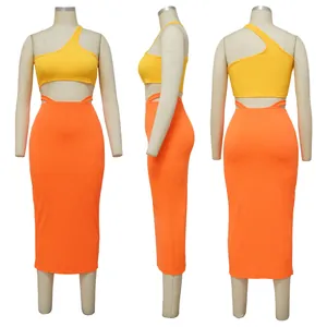 Vues avant, latérale et arrière d'un ensemble haut jaune et jupe orange sur mannequin