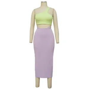 Haut asymétrique à une épaule et jupe moulante mauve sur mannequin de couture