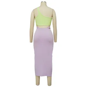Vue arrière de l'ensemble deux pièces avec haut asymétrique vert et jupe mauve