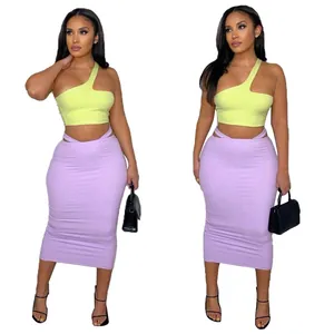 Ensemble pour femme avec crop top asymétrique vert citron et jupe midi lilas ajustée