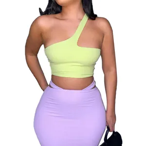 Ensemble top asymétrique vert citron et jupe moulante mauve à découpes