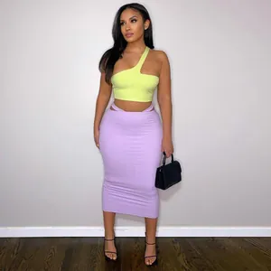 Ensemble d'été sexy deux pièces avec haut jaune néon asymétrique et jupe mauve moulante