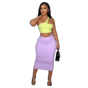 Ensemble deux pièces d'été avec haut asymétrique vert citron et jupe midi violette