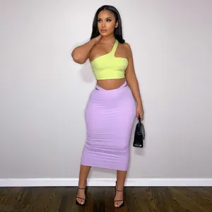 Ensemble d'été élégant avec haut néon asymétrique et jupe crayon lilas ajustée