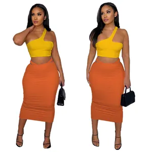 Ensemble d'été 2 pièces avec haut jaune asymétrique et jupe midi orange