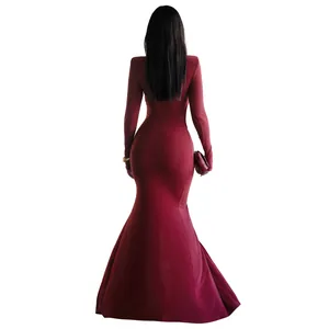 Elegante Rückansicht eines sexy roten langärmeligen Meerjungfrauen-Abendkleids