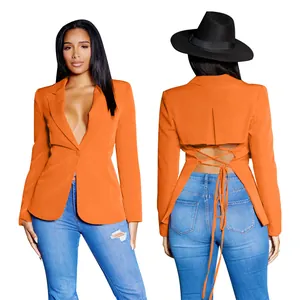 Gedetailleerd overzicht van een sexy oranje blazer met lange mouwen, V-hals en veterrug