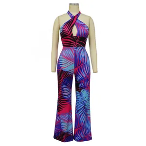 Vorderansicht eines Jumpsuits mit tropischem Palmenblatt-Print auf Mannequin