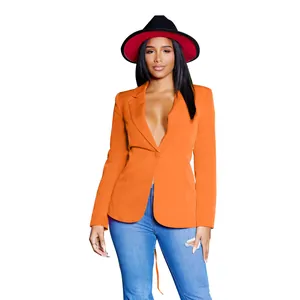 Detailopname van een felle oranje blazer met V-hals voor een hippe trendy kantoorlook