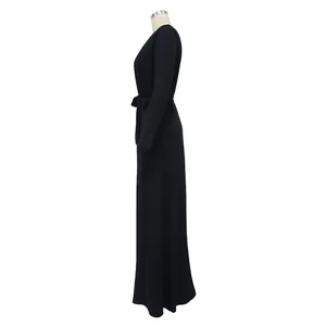 Vue latérale d'une élégante robe longue noire en maille côtelée sur un mannequin