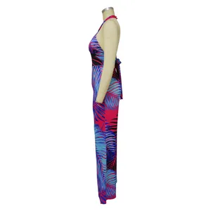 Detaillierte Seitenansicht eines sexy rückenfreien Neckholder-Jumpsuits mit tropischem Print