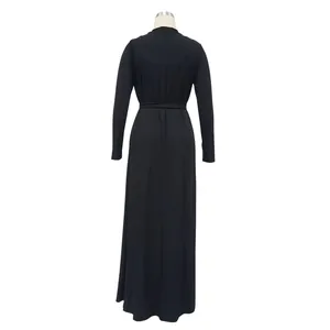 Vue arrière d'une élégante robe longue noire à manches longues en maille côtelée