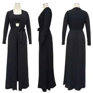 Ensemble trois pièces noir en maille côtelée avec cardigan long et haut court chic.