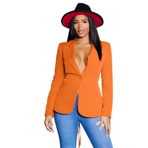 Gedetailleerd overzicht van een sexy oranje damesblazer met diepe V-hals en mouwen