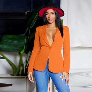 Detailweergave van een feloranje sexy damesblazer met V-hals en lange mouwen. Modieus.