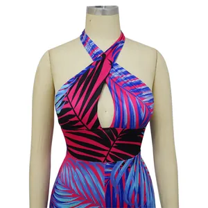 Detail eines Overalls mit tropischem Palmenblatt-Print und Neckholder-Ausschnitt
