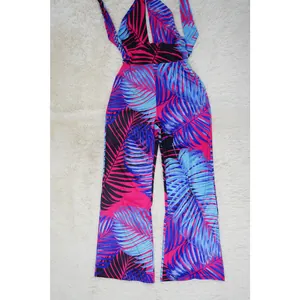 Detailansicht eines Overalls mit tropischem Palmenmuster und sexy rückenfreiem Halter-Design.