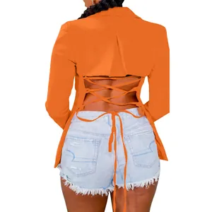 Achteraanzicht van een oranje cropped blazer met een sexy vetersluiting op de rug.