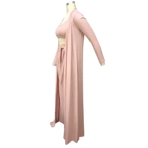 Vue latérale d'un ensemble en maille rose 3 pièces avec long gilet et crop top