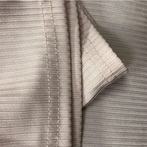 Gros plan sur la texture côtelée et les détails de couture d'un ensemble en tricot