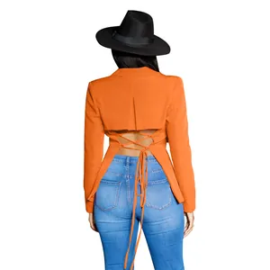 Achteraanzicht van trendy oranje blazer met lange mouwen en decoratieve veterdetails.