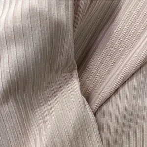 Vue macro détaillée de la texture et du tissage du tissu en maille côtelée rose tendre