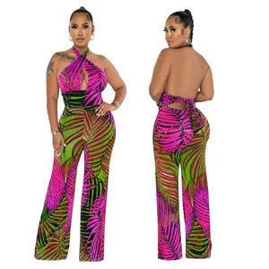Detailansicht eines sexy rückenfreien Damen-Overalls mit tropischem Palmenblatt-Print
