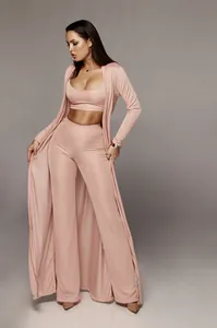 Ensemble 3 pièces en maille côtelée rose avec haut court, pantalon et cardigan.