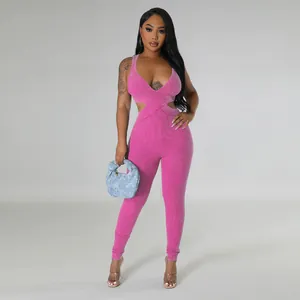 Detalle de mono sexy sin mangas con cuello en V profundo y tejido de canalé rosa