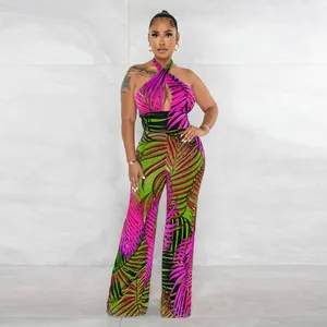 Vollansicht eines sexy rückenfreien Jumpsuits mit tropischem Palmenmuster-Print